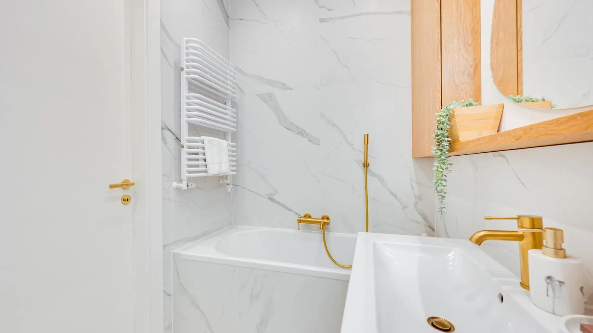 Classy White By Oneapartments Gdańsk